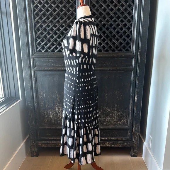 Elegant Black and White Patterned Dress - Picture 2 of 6